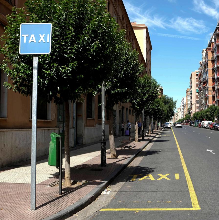 Una parada de taxis de La Rioja, desierta. 