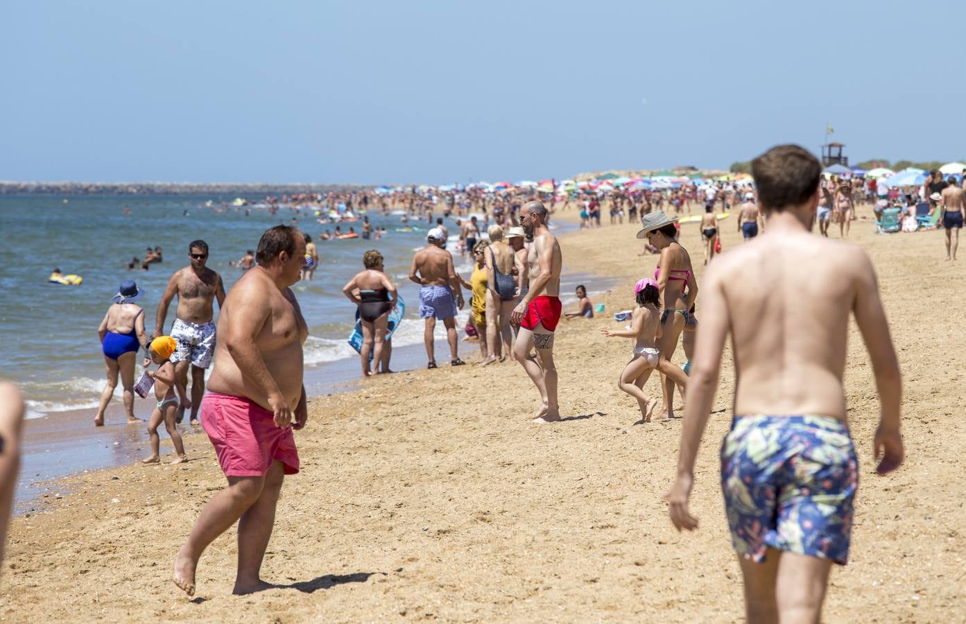 Jornada de playa en Mazagón, en imágenes