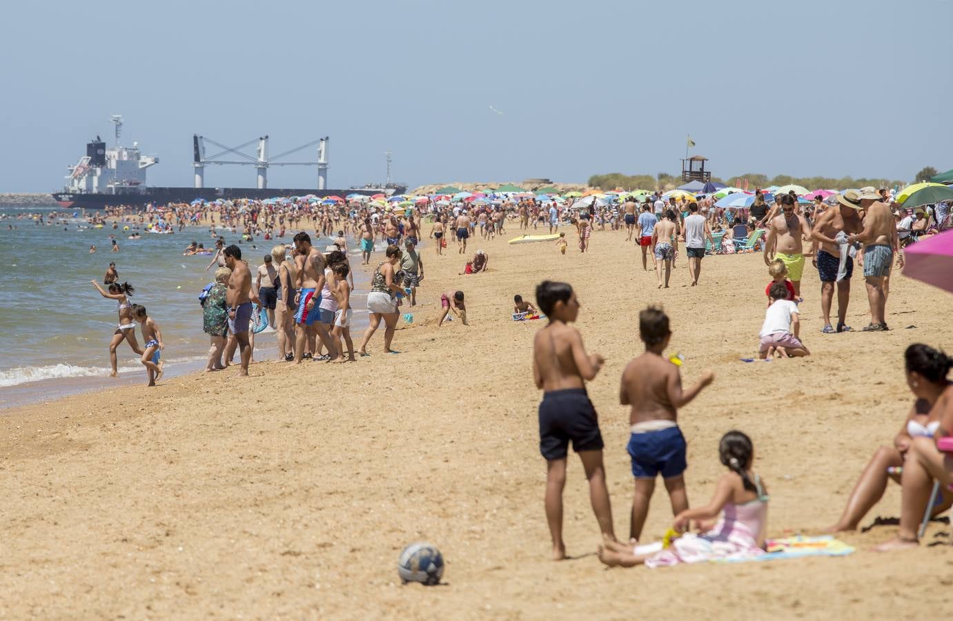 Jornada de playa en Mazagón, en imágenes