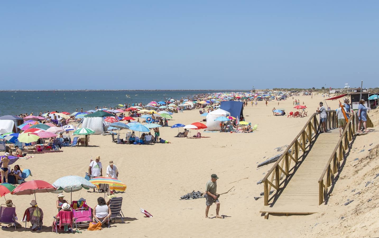 Jornada de playa en Mazagón, en imágenes