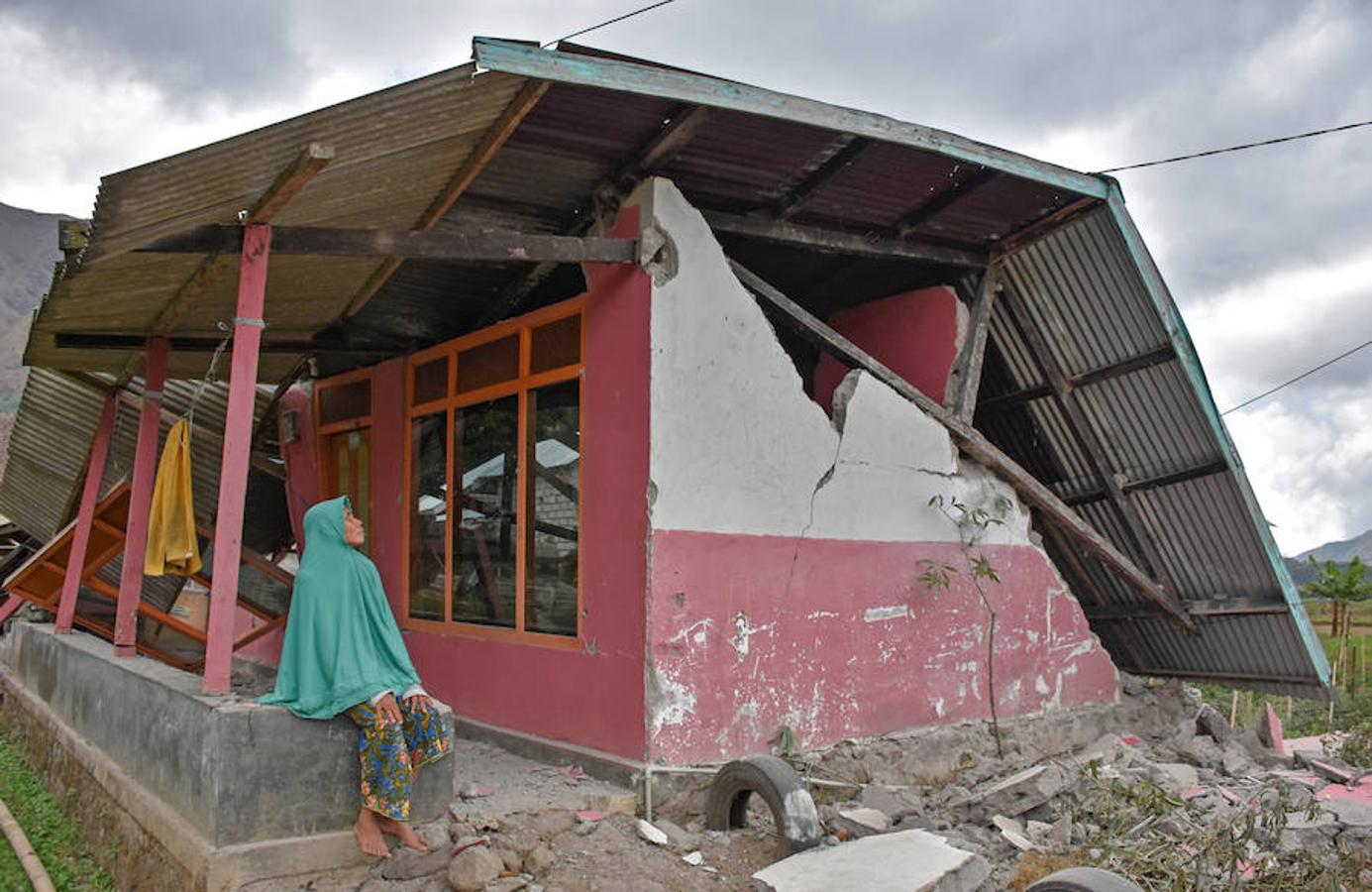 «El terremoto ha causado 10 muertos, 40 heridos y docenas de casas dañadas», detalló en un comunicado el portavoz de la Agencia Nacional de Gestión de Desastres (BNPB), Sutopo Purwo Nugroho.. 