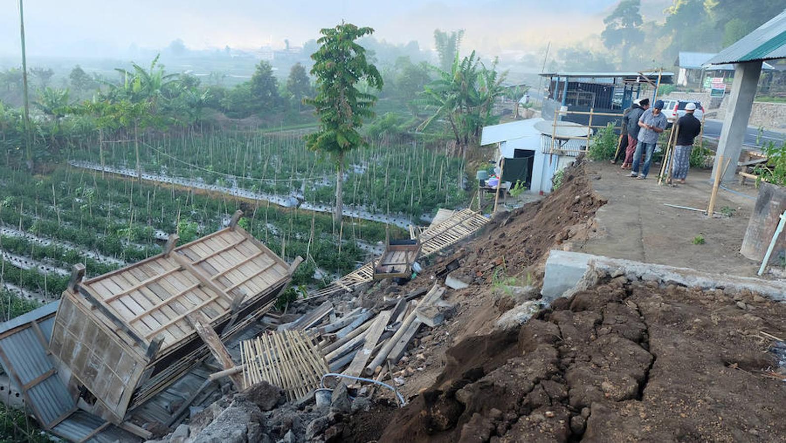 La jefa de la Agencia de Meteorología, Climatología y Geofísica, Dwikorita Karnawati, instó a la población en un comunicado a mantenerse alerta por las réplicas en la falla situada en la costa norte de la isla a pesar de su intensidad en declive.. 