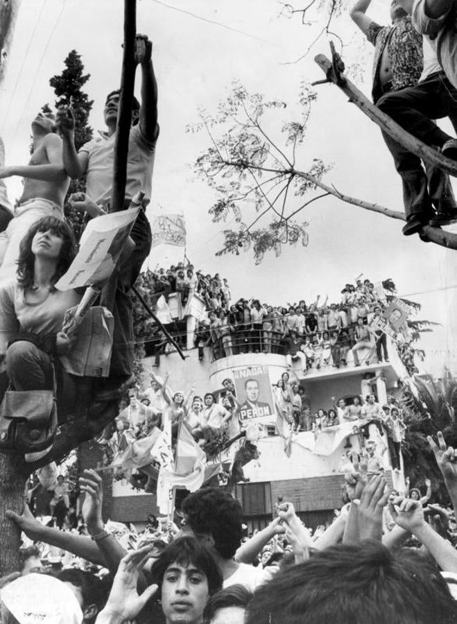 Argentinos reciben a Juan D. Perón en Buenos Aires con una pancarta del Presidente. 