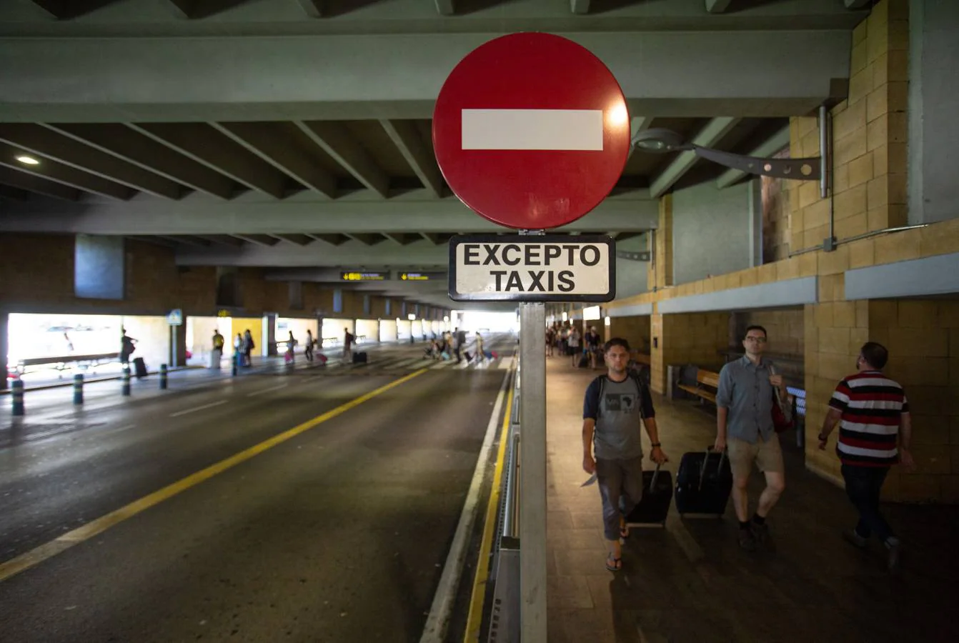 El aeropuerto de Sevilla, un día más sin taxis
