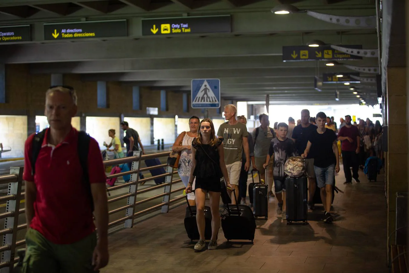 El aeropuerto de Sevilla, un día más sin taxis