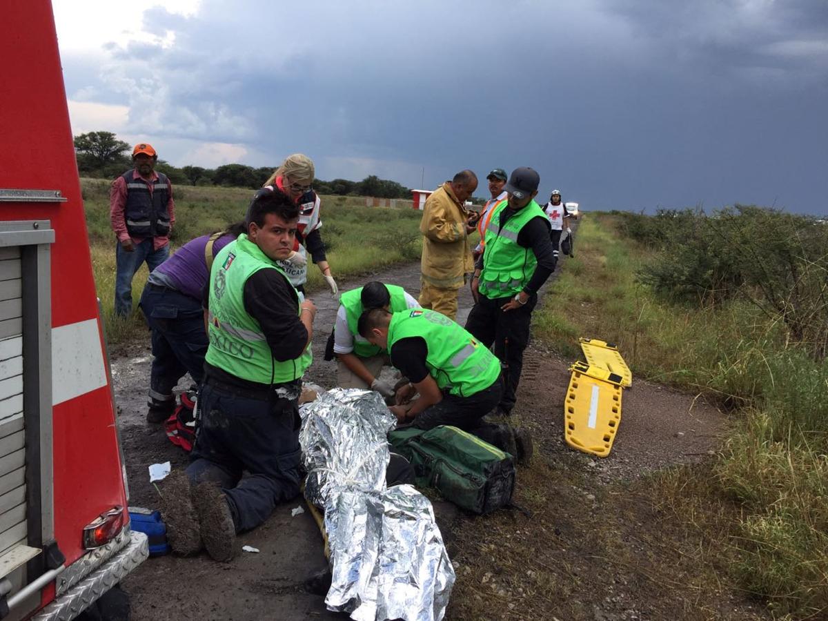 Una de las víctimas es atendida por los sanitarios en el lugar del accidente. 