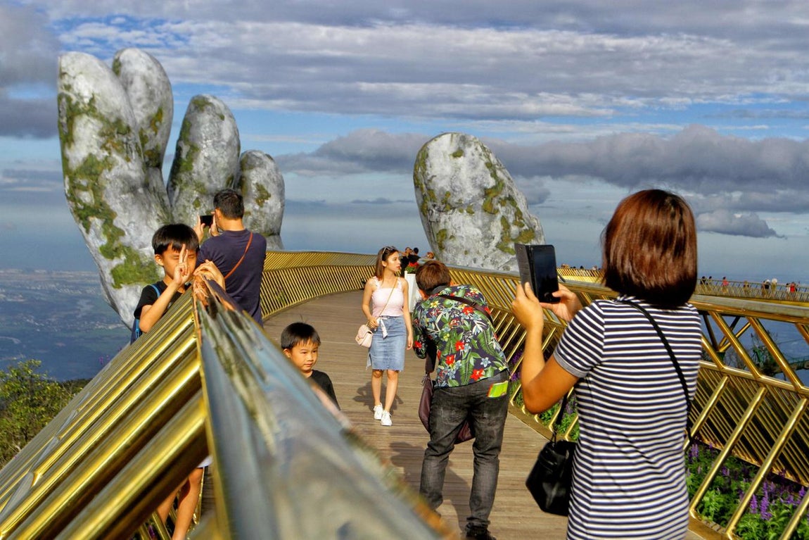 Dos manos gigantes sostienen un nuevo puente en Vietnam. El nuevo puente, inaugurado en junio, atrae cada día a numerosos turistas