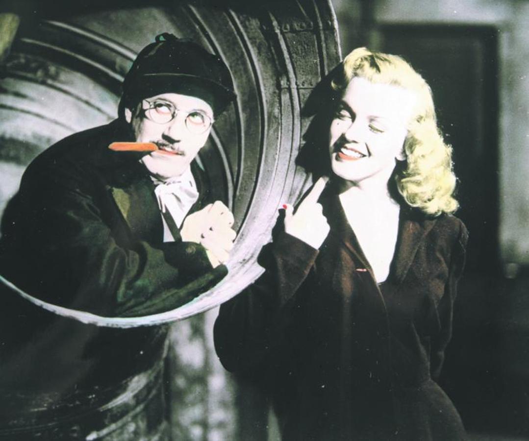 Groucho Marx junto a Marilyn Monroe. 