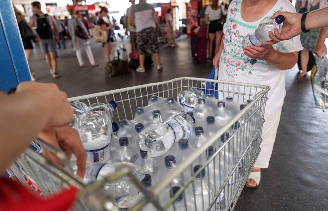 En Budapest se reparte agua. Los empleados de la estación de tren de Budapest 8Hungría) reparten agua gratuitamente. Las autoridades sanitarias húngaras han establecido el nivel de alerta por altas temperaturas, ya que se espera que alcancen los 35 grados centígrados.