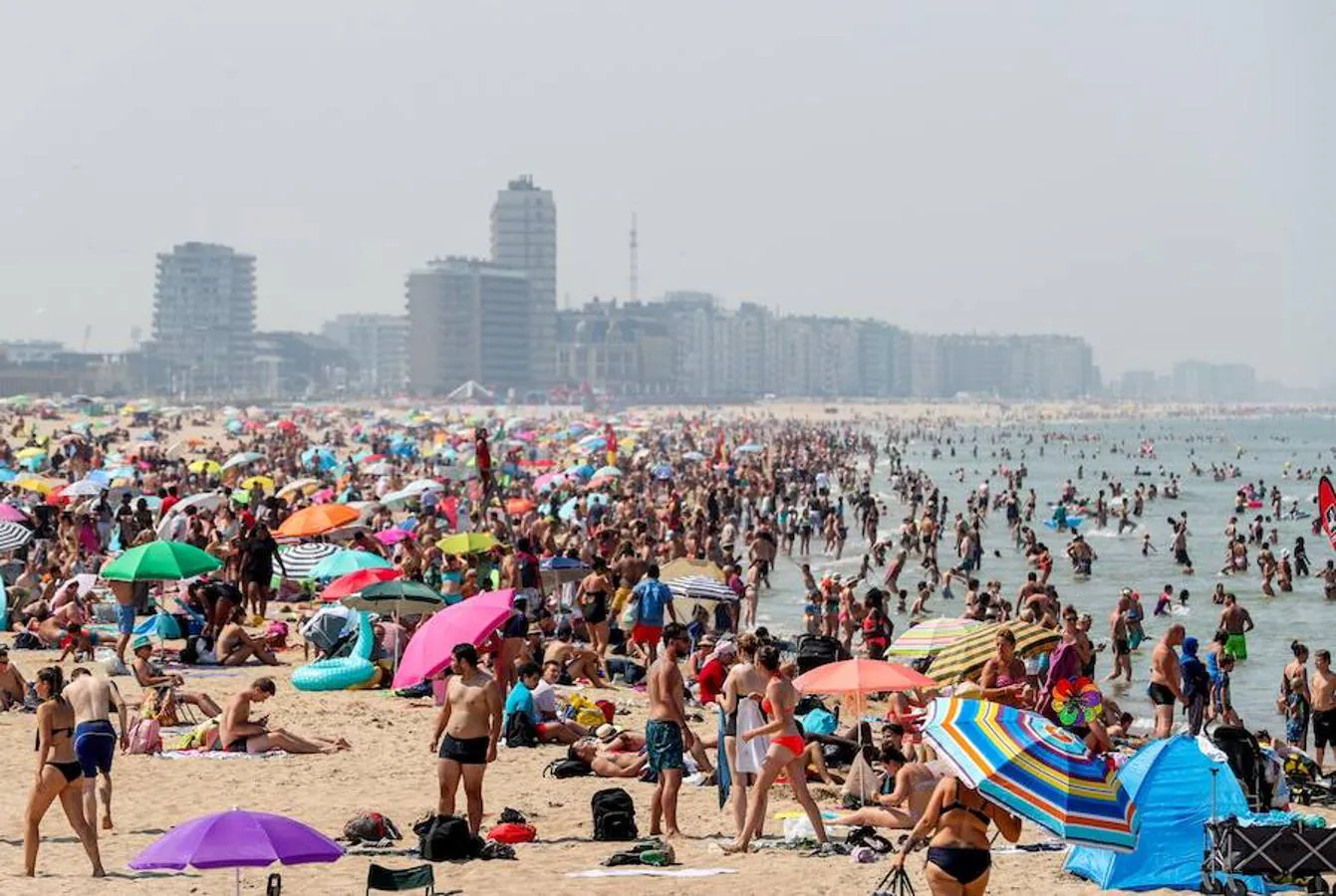 Las playas se colpasan en Ostende. Cientos de personas sofocan el calor en una playa de Ostende, Bélgica, durante una ola de calor en el país.