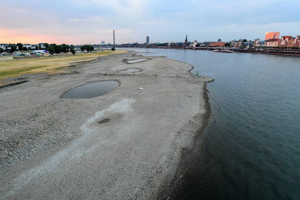 Disminuye el nivel del agua en el Rin. Vista general del cauce seco del río Rin en Duesseldorf , Alemania. De acuerdo con la administración de vías navegables en el Rin, se espera que los niveles del agua sigan disminuyendo en los próximos días debido a la fuerte ola de calor que vive por estos días el país.