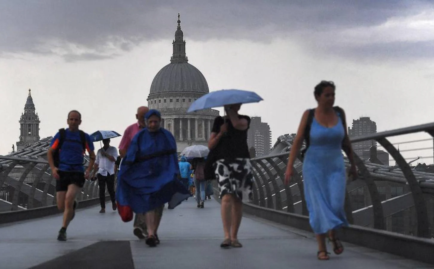 El calor trae tormentas a Londres. El puente Millenium mientras las nubes se cierran sobre la cúpula de la Catedral de San Pablo en Londres. La ola de calor por la que atraviesa Reino Unido amenaza con generar fuertes tormentas.