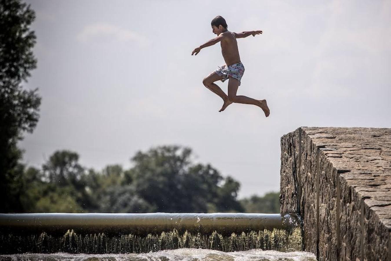 República Checa también sufre el calor. Un niño se refresca para combatir el calor en el río Berounka, cerca de la localidad de Dobrichovice, República Checa. Las temperaturas están alcanzando hasta 35 grados.