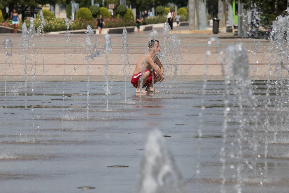 Córdoba bajo la primera ola de calor del verano, en imágenes