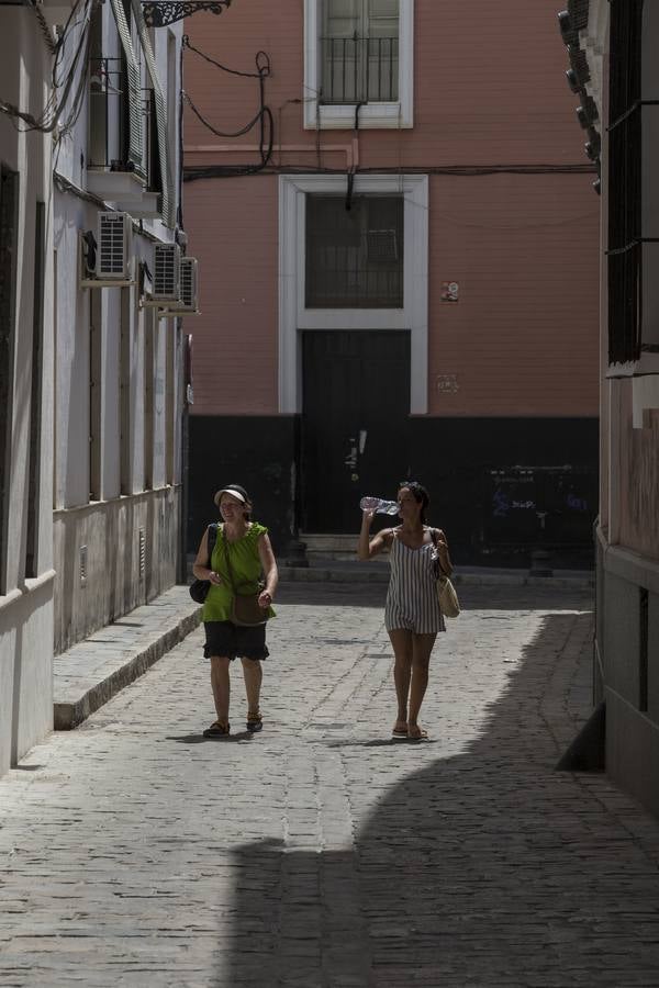 El primer día de la ola de calor en Sevilla