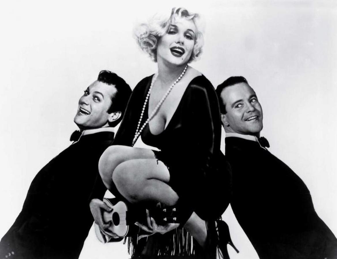 Fotografía de Marilyn Monroe junto a Tony Curtis y Jack Lemmon, con los que protagonizó «Con Faldas Y A Lo Loco». 