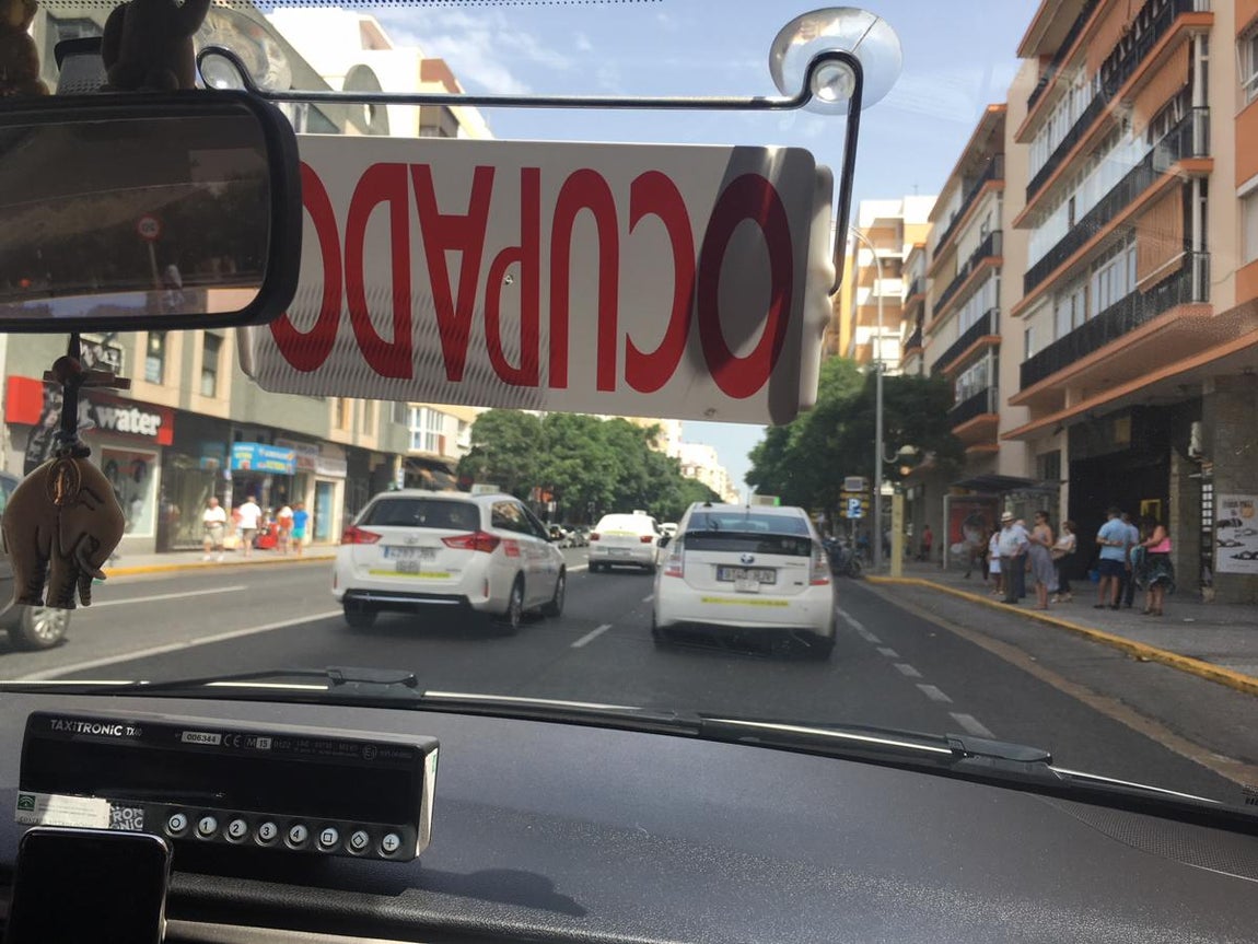 Galería fotos: La protesta de los taxistas de Cádiz en imágenes