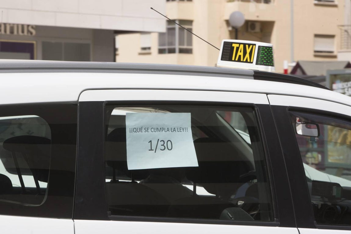 Galería fotos: La protesta de los taxistas de Cádiz en imágenes