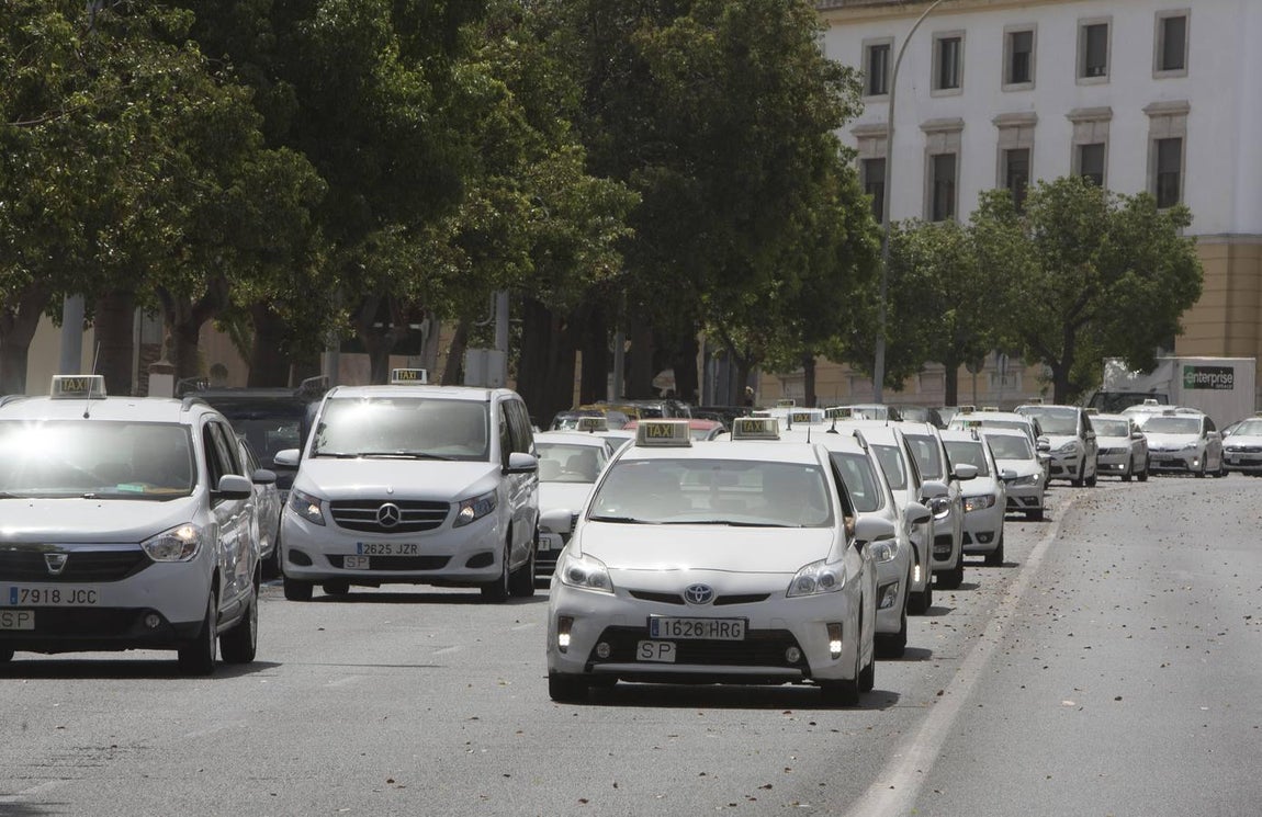 Galería fotos: La protesta de los taxistas de Cádiz en imágenes