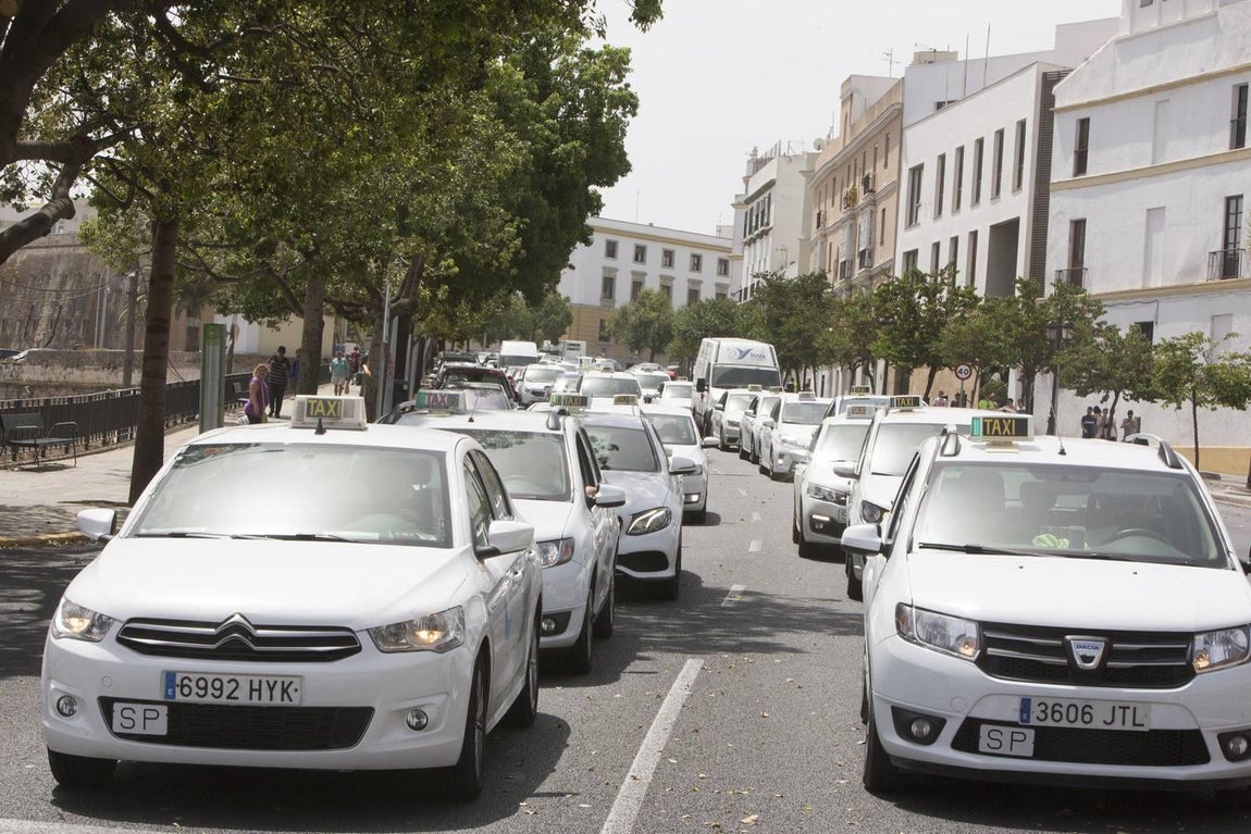 Galería fotos: La protesta de los taxistas de Cádiz en imágenes