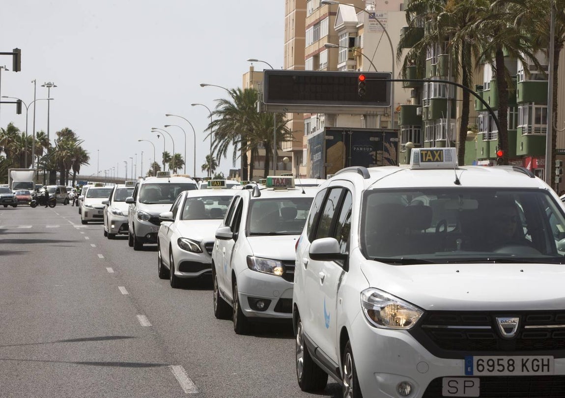 Galería fotos: La protesta de los taxistas de Cádiz en imágenes