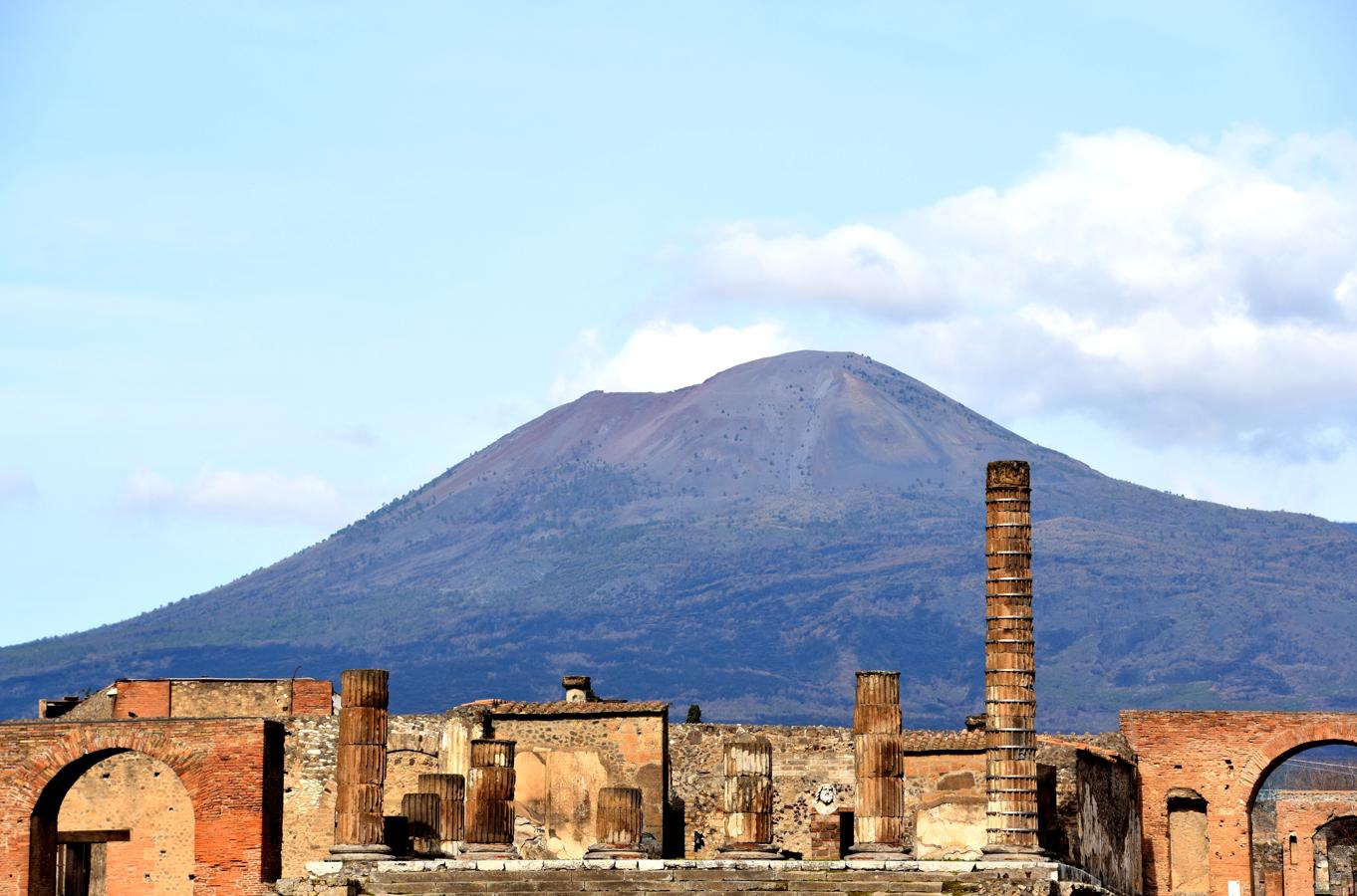 Una vista del Templo de Júpiter en Pompeya, con el Vesubio al fondo. El volcán sepultó la ciudad en el año 79 d. C.. 