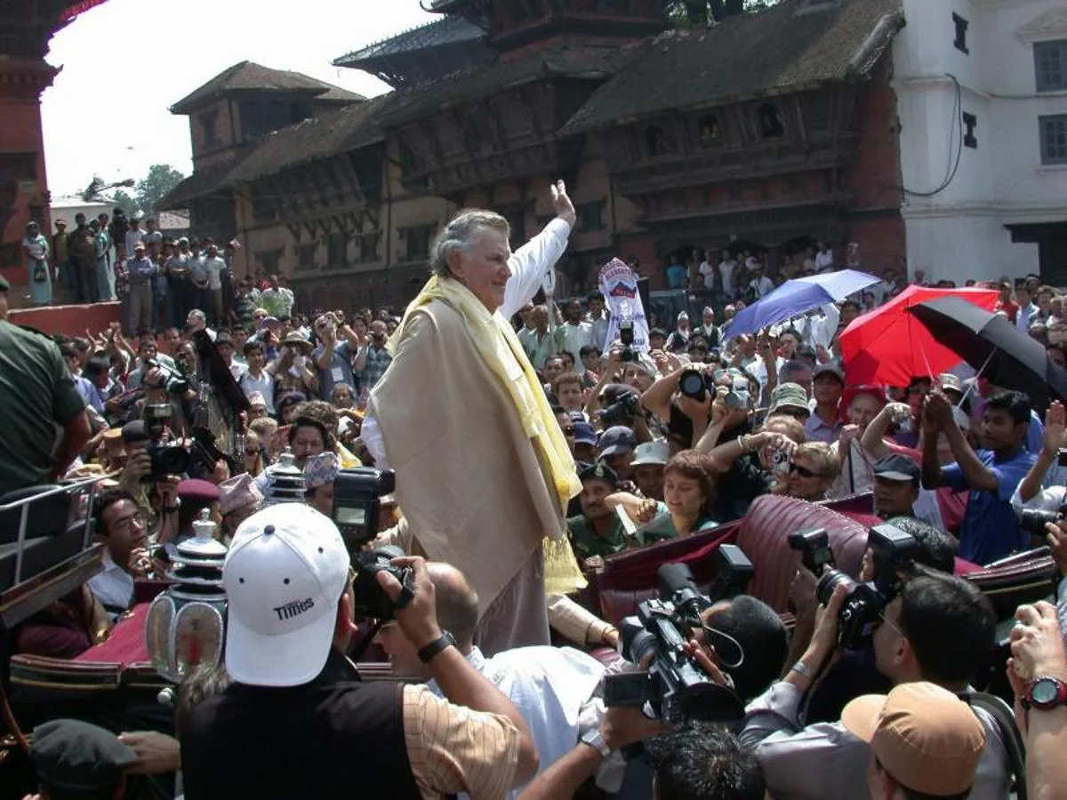 Llegada de Edmund Hillary a la ciudad de Kathmandu. 