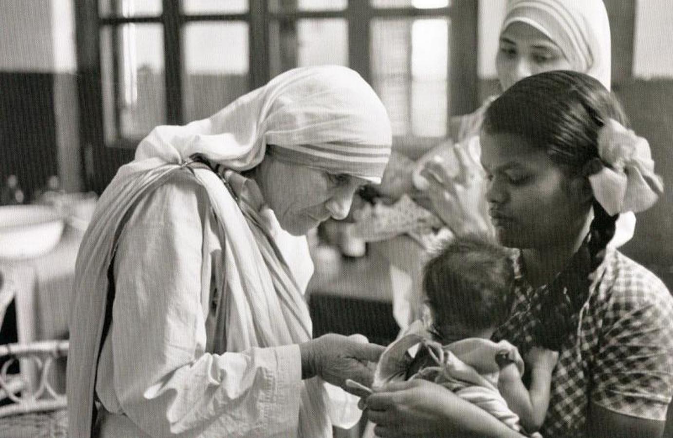 Teresa de Calcuta atendiendo a un niño. 