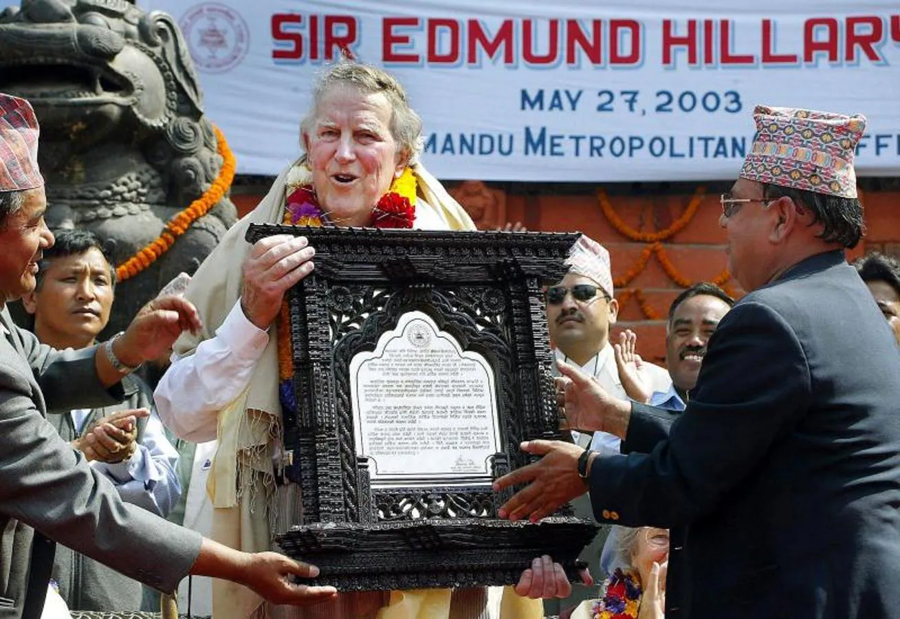 Recogida de un premio otorgado por la ciudad de Kathmandu al alpinista. 