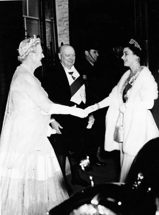 Winston Churchill y esposa saludan a Isabel II en Downing Street. 