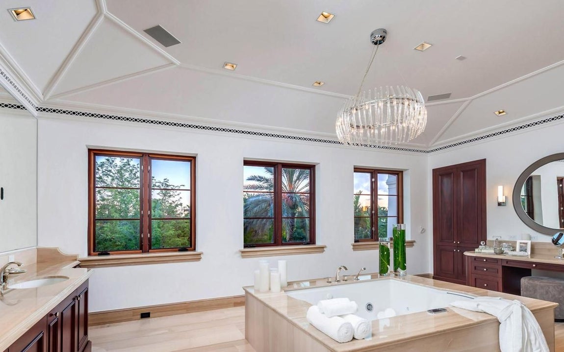 Luminosa. Los enormes ventanales dejan paso a la luz natural en todas las habitaciones de la casa. El espacio está estudiado para aprovechar cada rayo de  sol