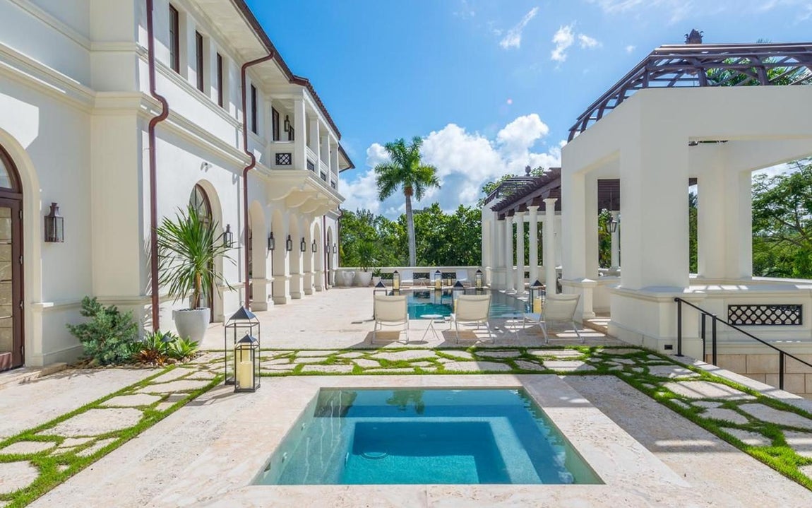 Casa Costanera. La mansión se llama Casa Costanera y está en Cocoplum, cerca de los canales de Lago Maggiore y la Bahía de Biscayne