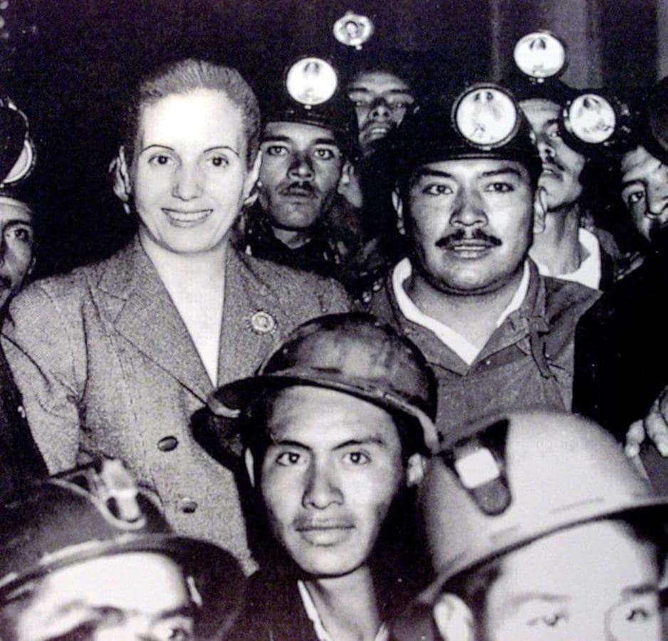 La Primera Dama de Argentina posando junto a unos mineros. 