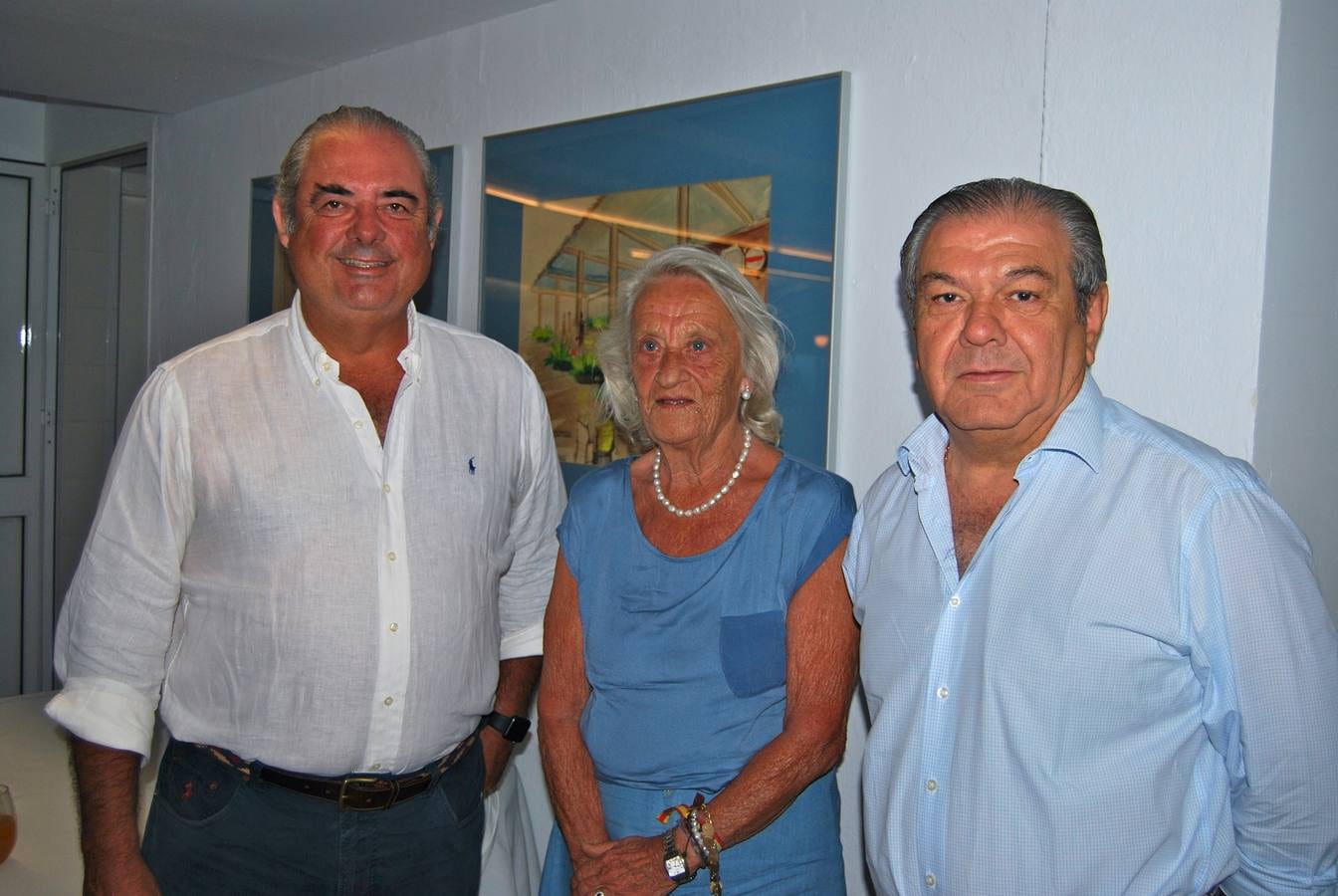 El presidente de Vistahermosa Club de Golf José Manuel Domecq, Elisa Osborne y Juan Bajo. 