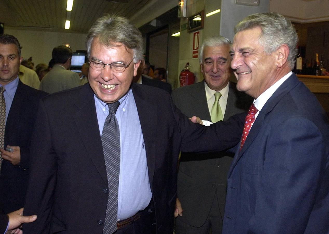 El expresidente del Gobierno Felipe González saluda de efusivamente antes de pronunciar una conferencia en 2002 al empresario Rafael Álvarez Colunga