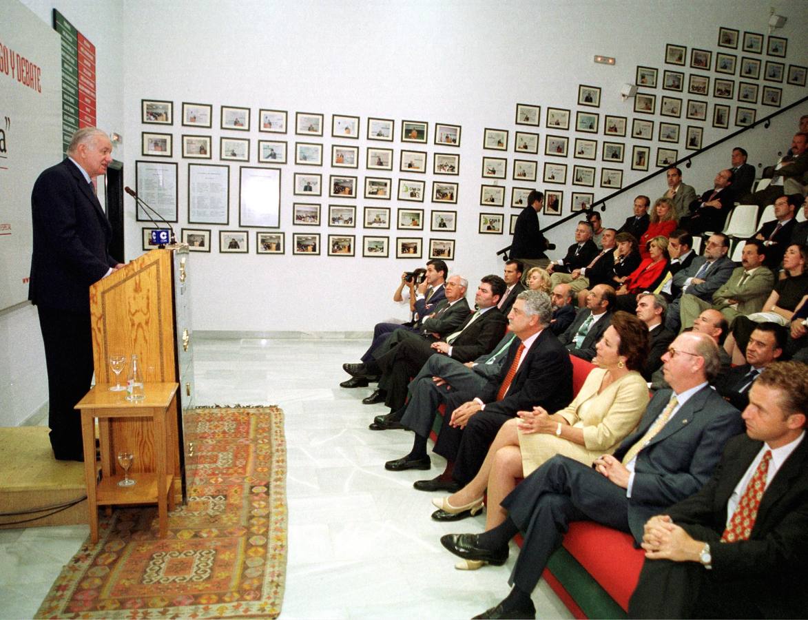 El entonces presidente de Heineken España, Piero Perron, durante su intervención en el foro Encuentros 2000. Año 2001