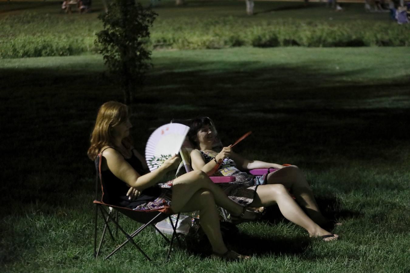 El Arenal en la noche más calurosa del verano, en imágenes