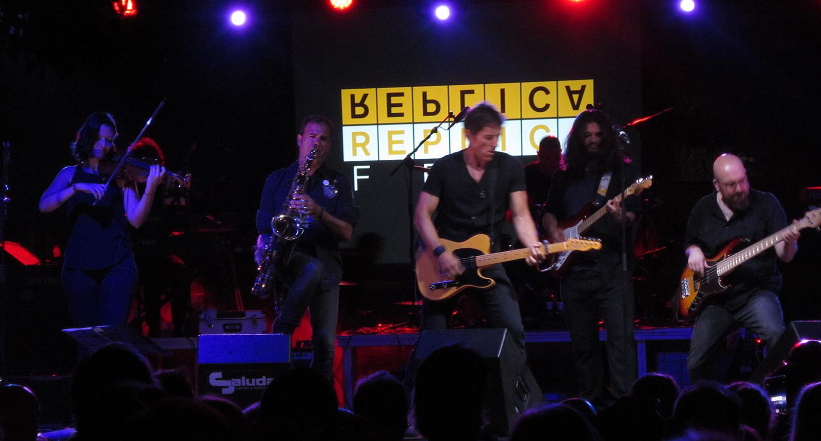 Manel Fuentes, con su banda en Villacañas. 