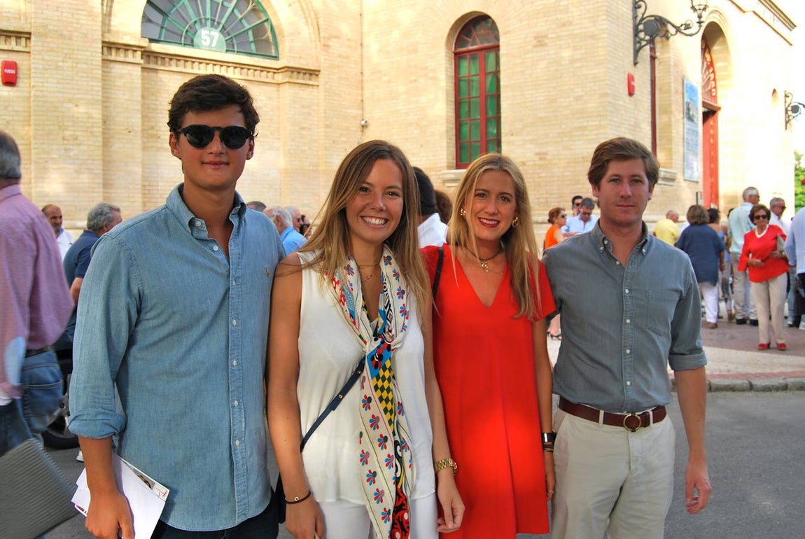 Los novilleros jerezanos José Monje y Juan Toscano junto a Cristina Oriol y Cristina Muiños. 