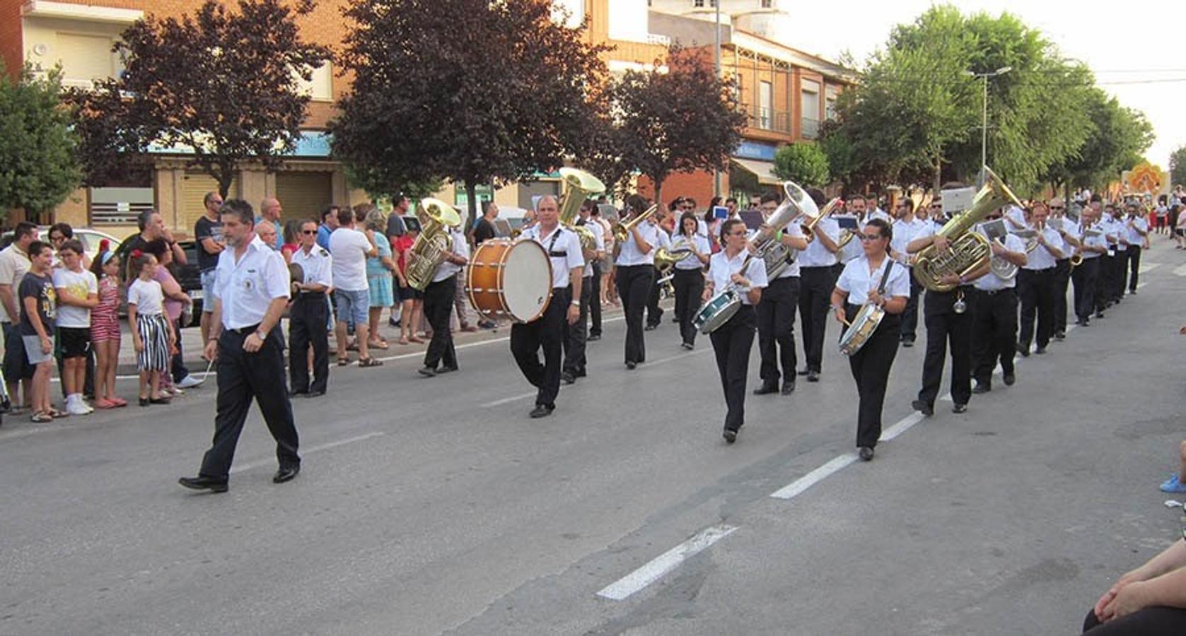 Colorido y multitudinario desfile de carrozas en Villacañas