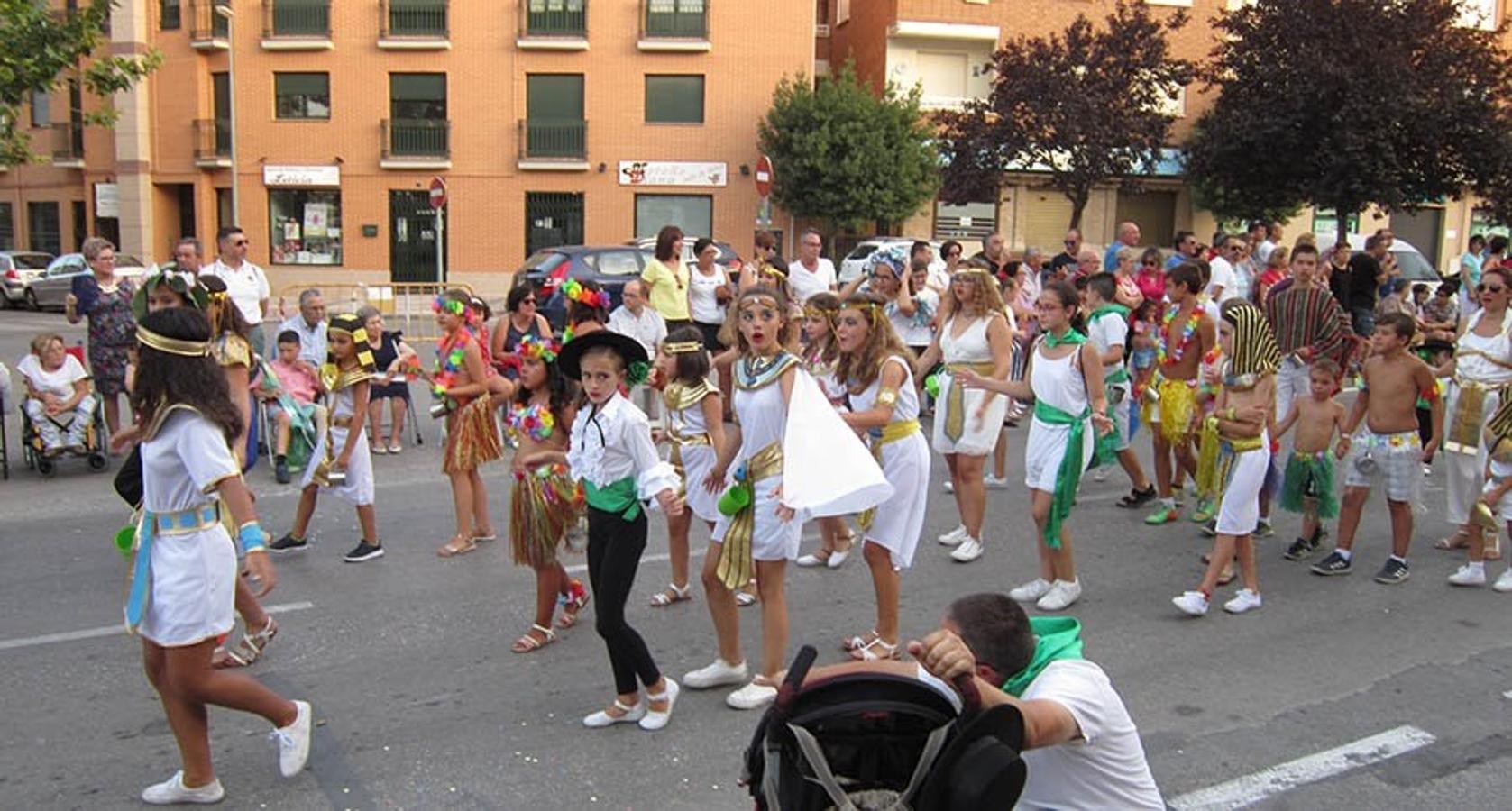 Colorido y multitudinario desfile de carrozas en Villacañas