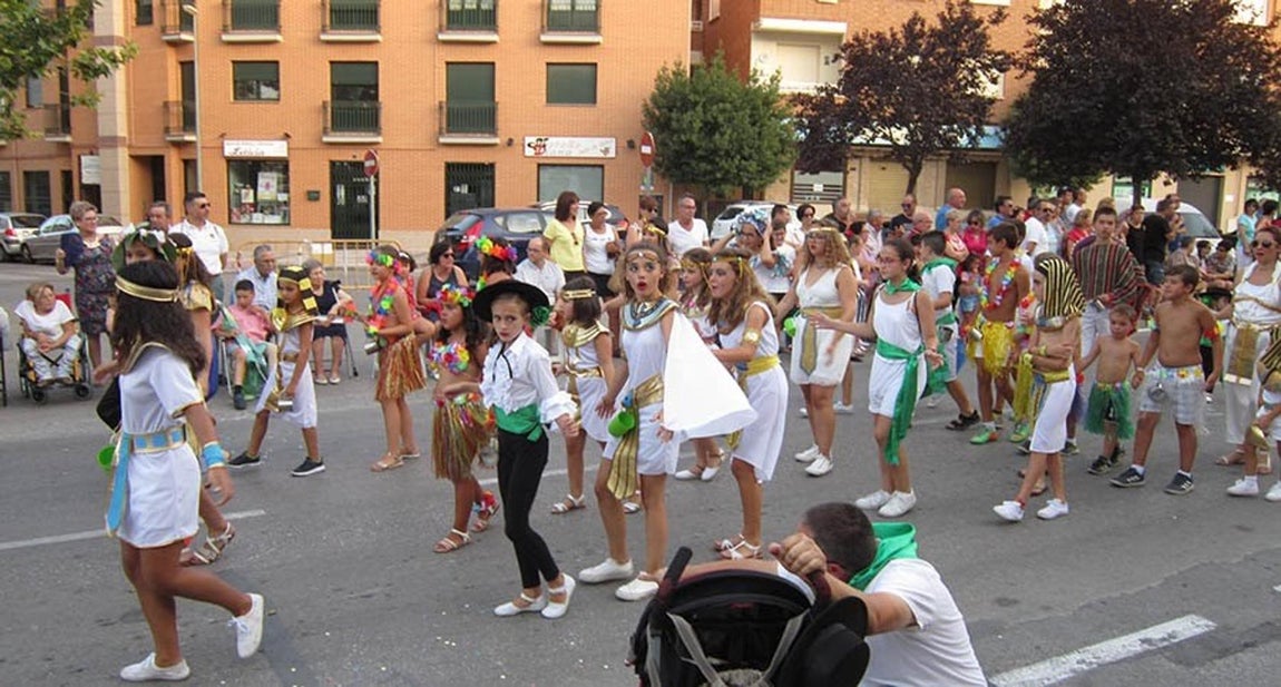 Colorido y multitudinario desfile de carrozas en Villacañas