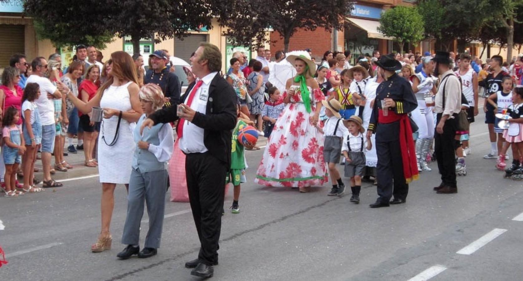 Colorido y multitudinario desfile de carrozas en Villacañas