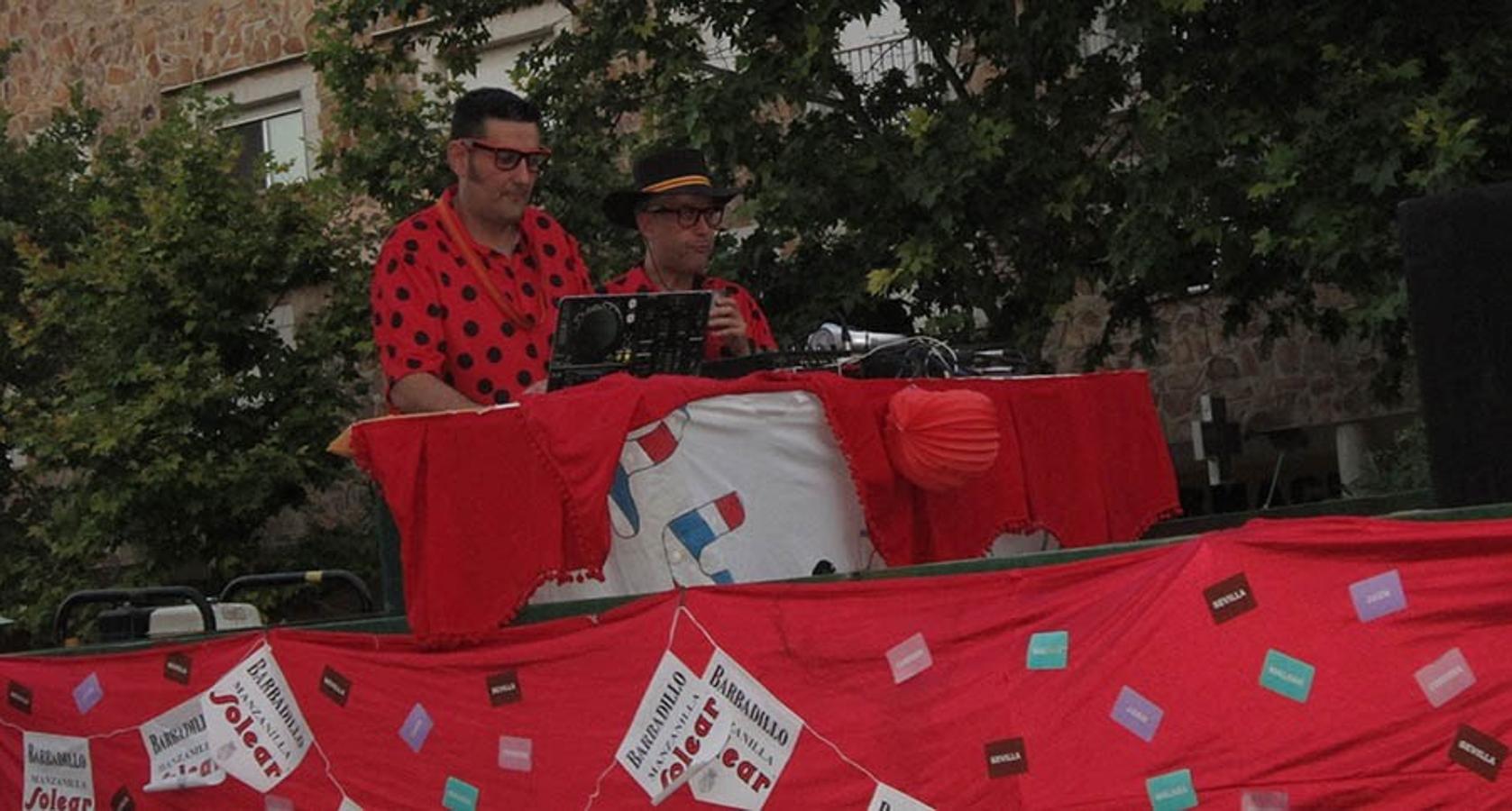 Colorido y multitudinario desfile de carrozas en Villacañas