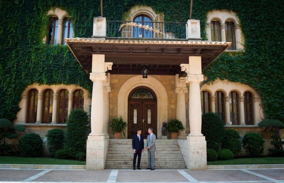 El Rey y Pedro Sánchez frente a Marivent. 