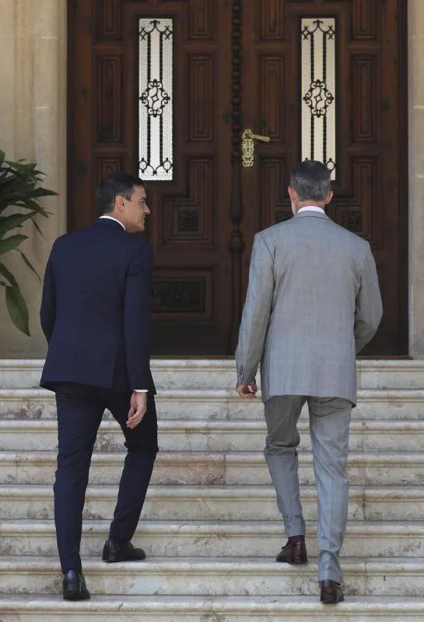El Presidente y el Rey ingresan en Marivent para su reunión. 