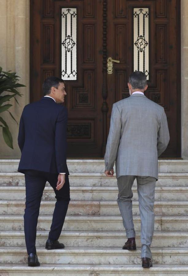 El Presidente y el Rey ingresan en Marivent para su reunión. 