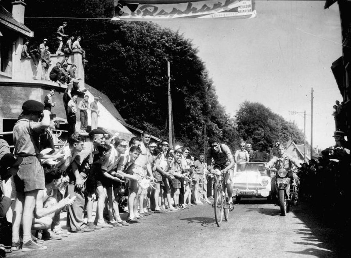 Aficionados ciclistas muestran su apoyo a Federico. 
