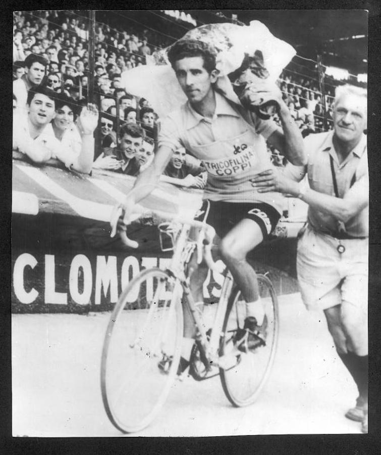 «El Águila de Toledo» celebrando su victoria en el Tour de Francia. 