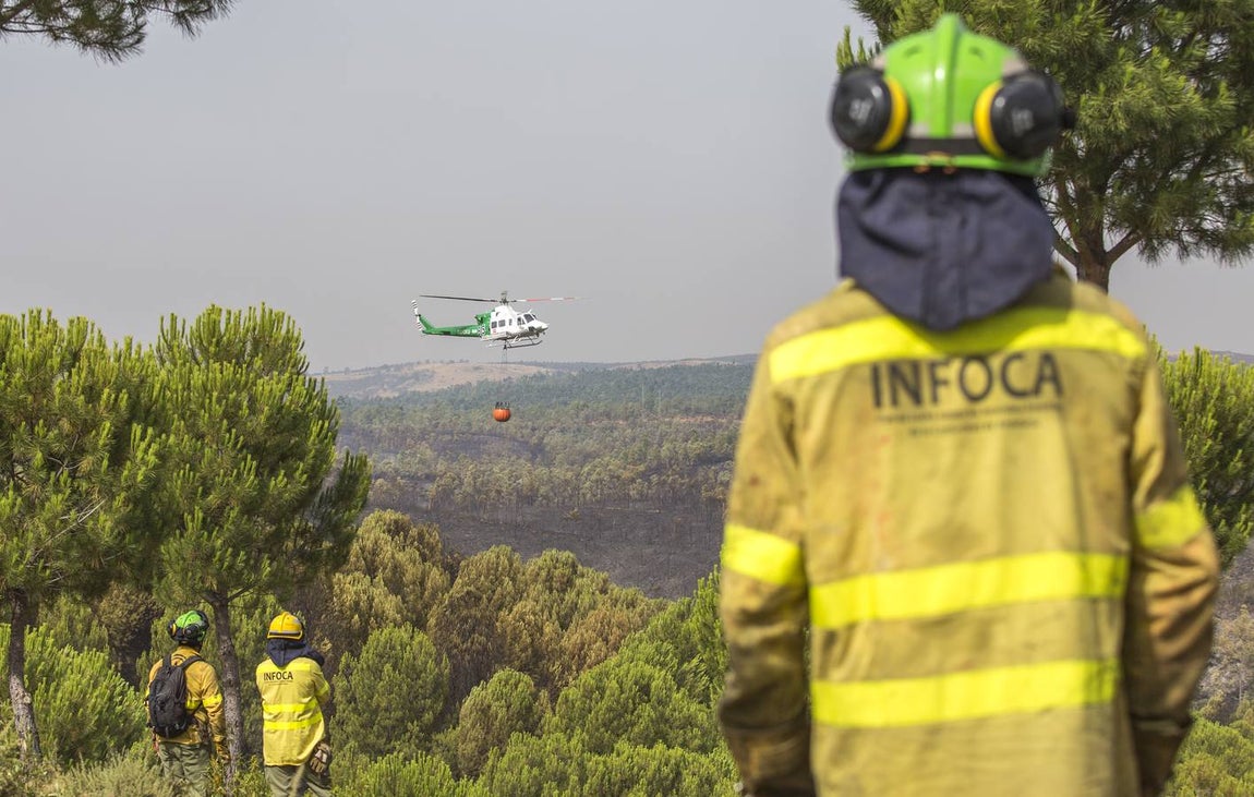 Espectaculares imágenes del incendio de Almonaster la Real